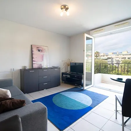 Charming Studio With Balcony In Appartement *