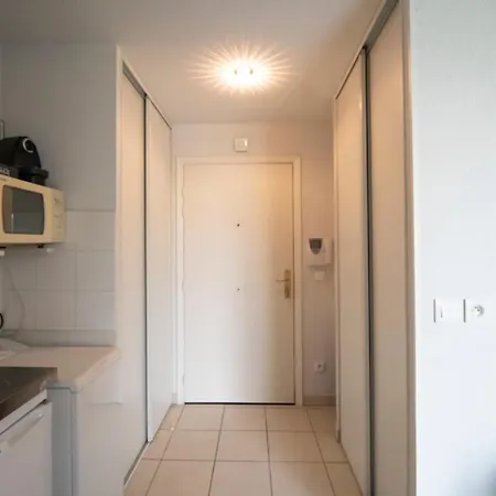 Appartement Charming Studio With Balcony In