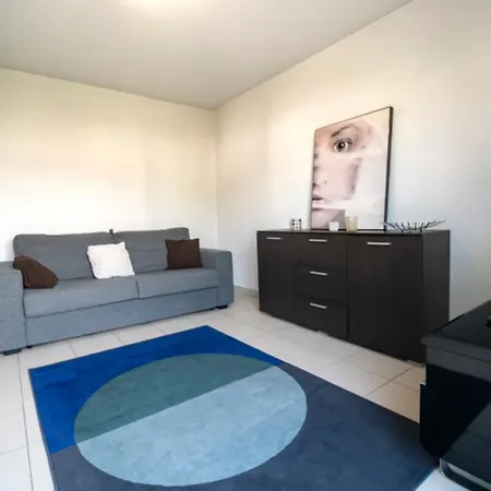 Charming Studio With Balcony In Appartement *